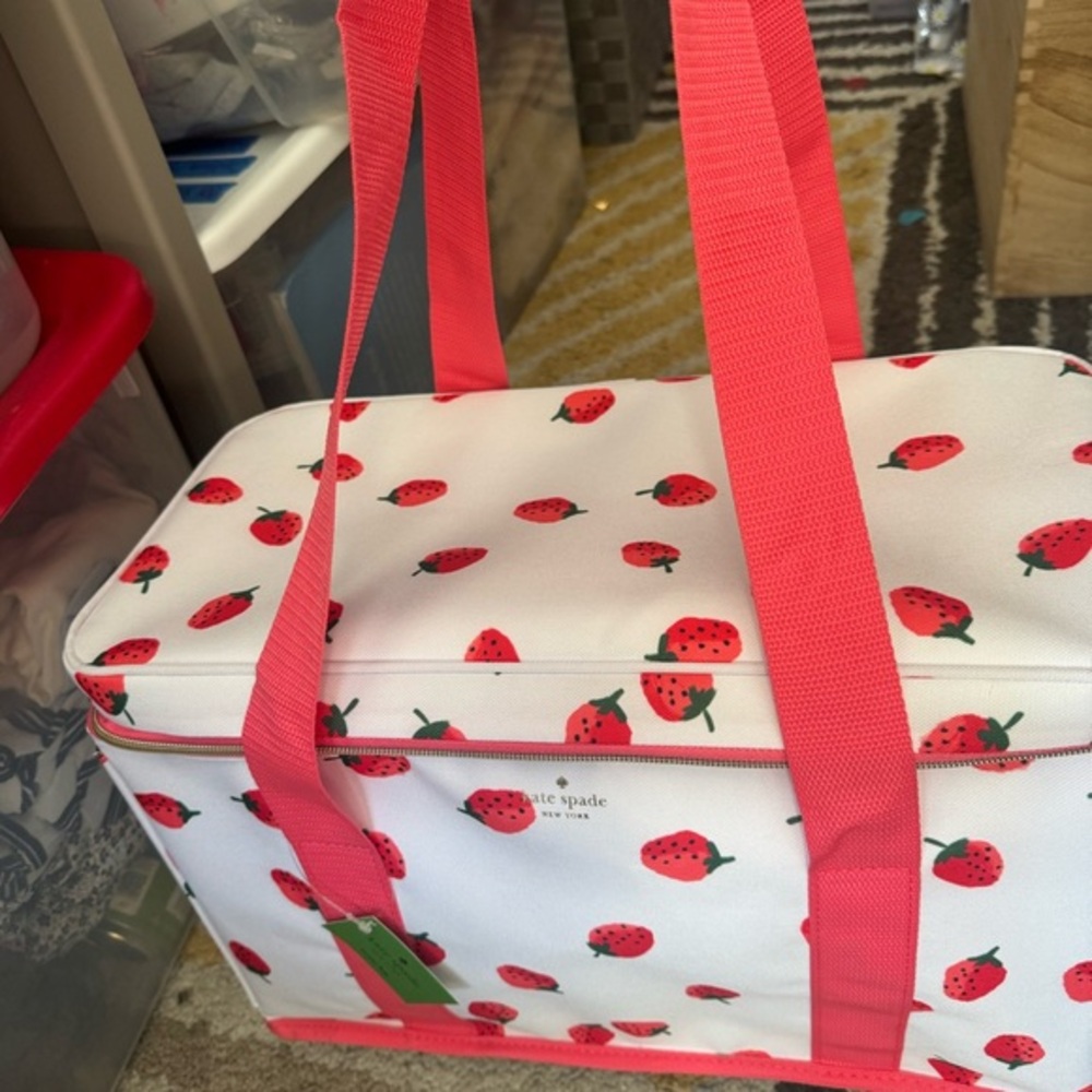 Kate Spade Strawberry Print cooler bag! Insulated and oh so cute!🍓see pic 4 more